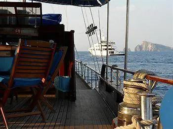 Botel Boat And Breakfast Hotel Palermo Italy